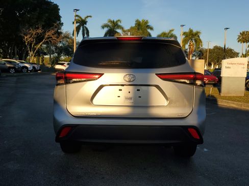 Used 2023 Toyota Highlander XLE image 5