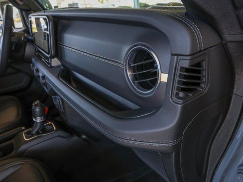 Used 2025 Jeep Gladiator Sport AWD/4WD image 33