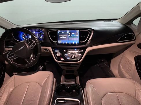 Used 2021 Chrysler Pacifica Touring-L FWD image 11