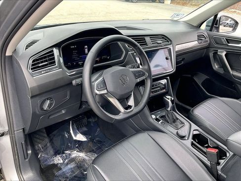 Used 2024 Volkswagen Tiguan SE image 8