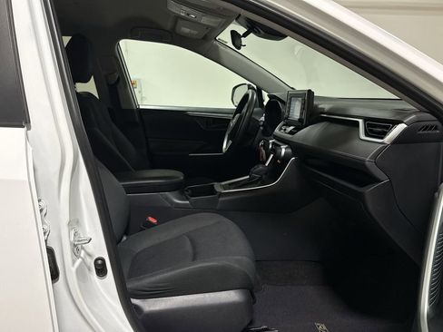 Used 2019 Toyota RAV4 LE FWD image 21
