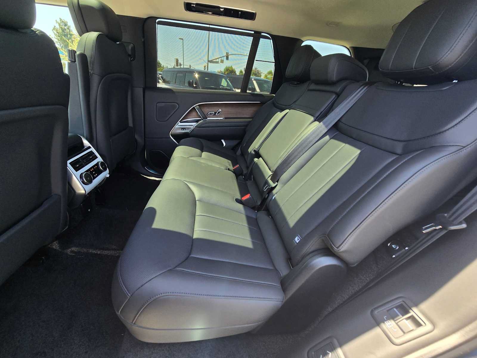 New 2026 Land Rover Range Rover Long Wheelbase SE AWD/4WD image 17