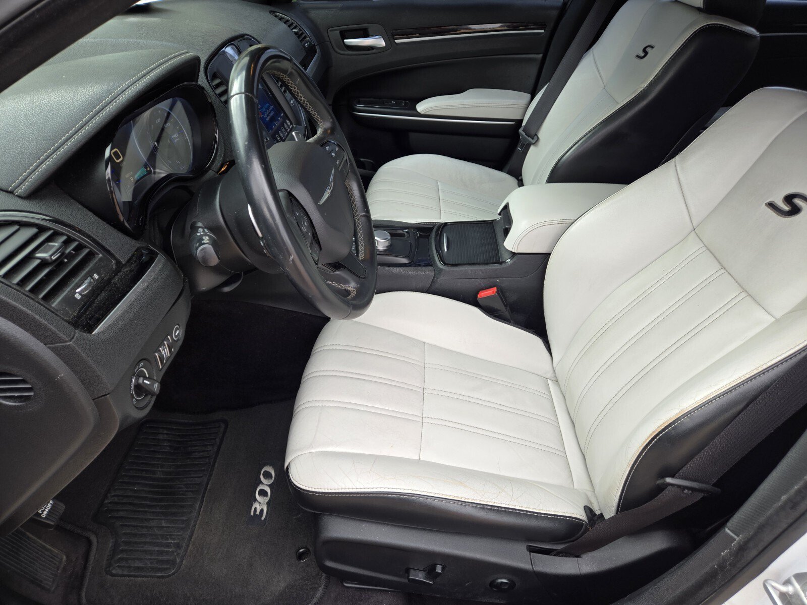 Used 2017 Chrysler 300 S RWD image 7