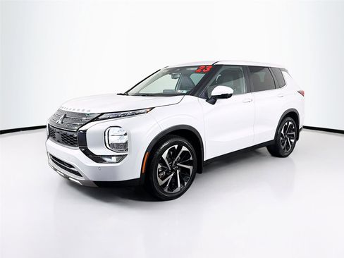 Used 2023 Mitsubishi Outlander SE FWD image 3