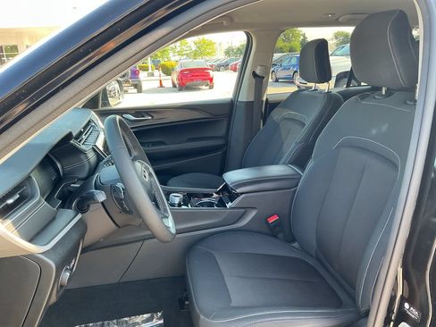 Certified 2023 Jeep Grand Cherokee Laredo AWD/4WD image 10