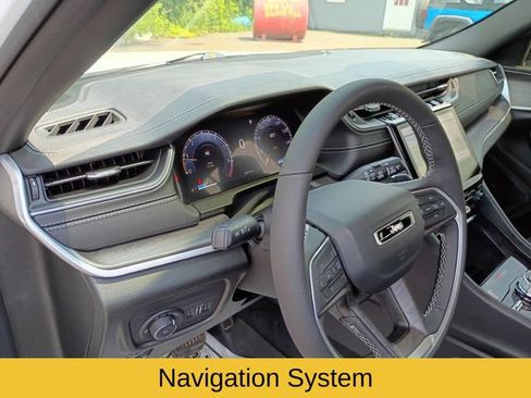 Used 2025 Jeep Grand Cherokee Limited AWD/4WD image 13
