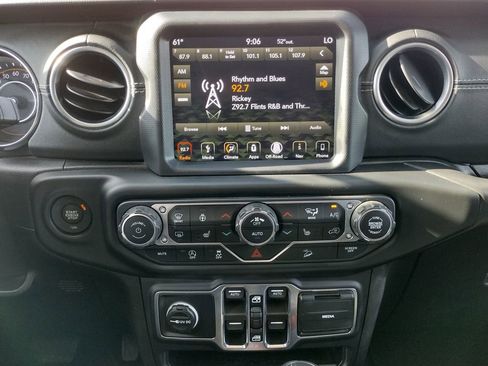 Used 2018 Jeep Wrangler Unlimited Sahara w/ Uconnect 4C Nav & Sound Group AWD/4WD image 28