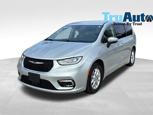 Used 2023 Chrysler Pacifica Touring-L FWD image 3