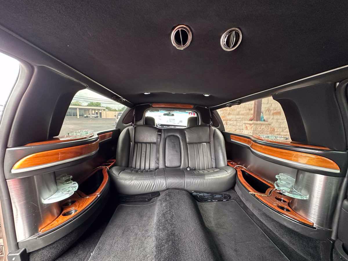 Used 2010 Lincoln Town Car Executive RWD image 8