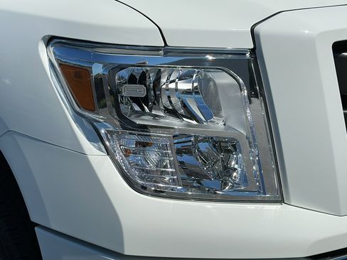 Used 2024 Nissan Titan SV w/ SV Convenience Package image 4