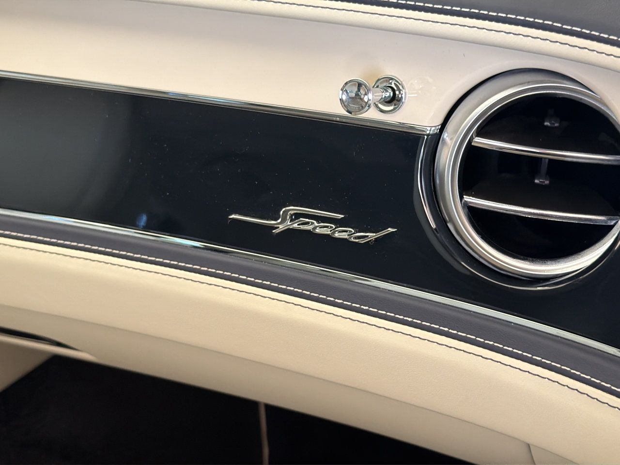Used 2025 Bentley Flying Spur Plug-In Hybrid AWD/4WD image 28
