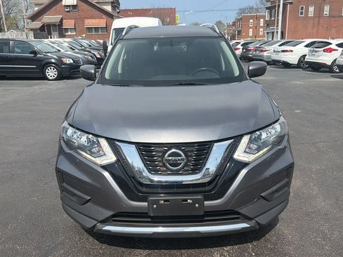 Used 2018 Nissan Rogue SV image 2