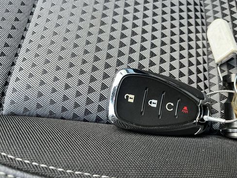 Used 2025 Chevrolet Trax LT w/ LT Convenience Package FWD image 17