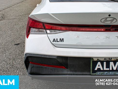 Used 2025 Hyundai Elantra SE FWD image 13