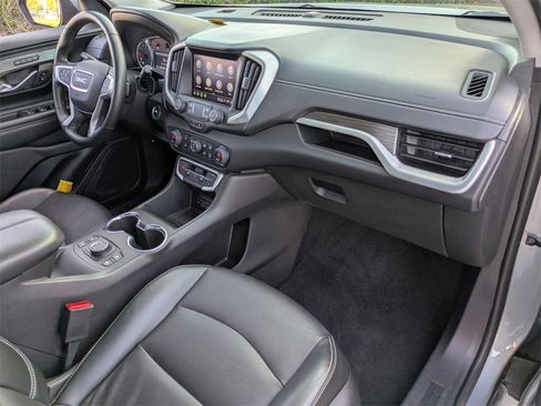 Used 2024 GMC Terrain SLT image 30