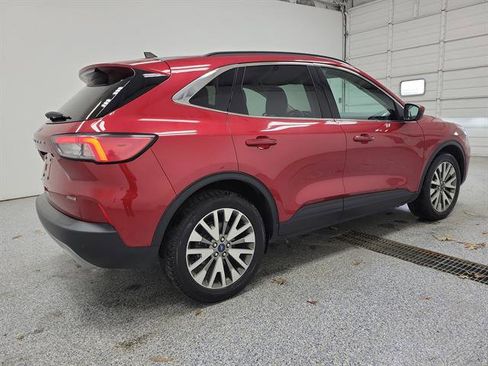 Used 2021 Ford Escape Titanium image 3