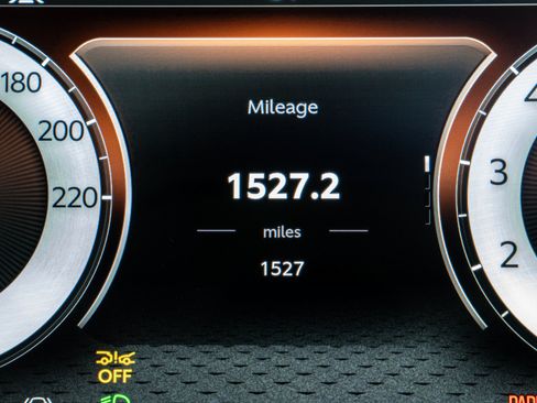 Used 2025 Aston Martin DB12 Convertible RWD image 21
