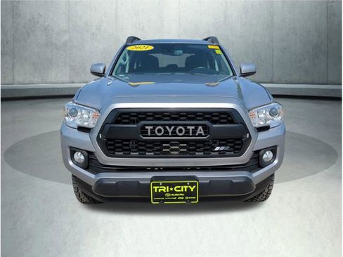 Used 2021 Toyota Tacoma SR5 AWD/4WD image 11