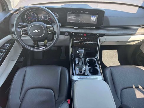 Used 2024 Kia Carnival EX FWD image 12