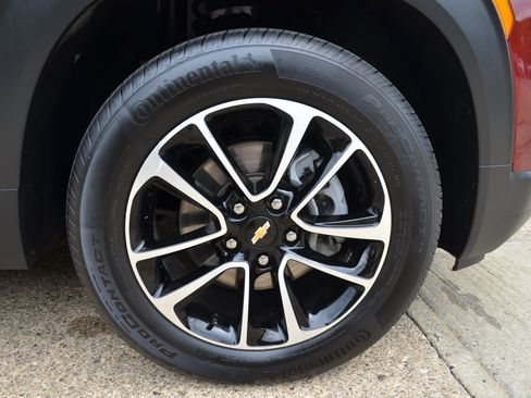Used 2025 Chevrolet TrailBlazer LT AWD/4WD image 19