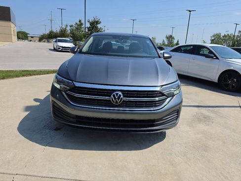 Used 2024 Volkswagen Jetta SE FWD image 2