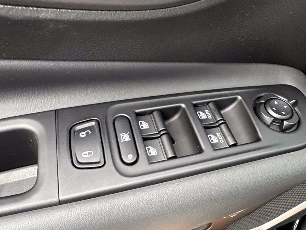 Used 2023 Jeep Renegade Latitude AWD/4WD image 12