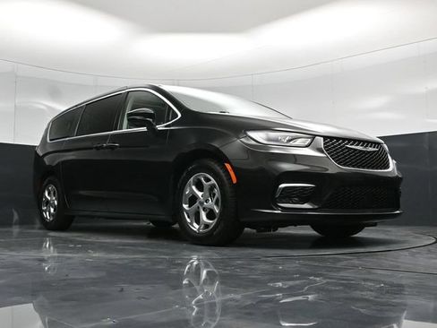 Certified 2024 Chrysler Pacifica Limited FWD image 62