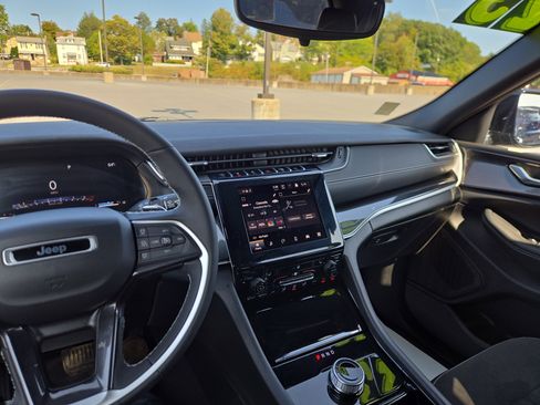 Used 2023 Jeep Grand Cherokee Altitude image 22