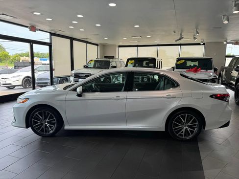 Used 2022 Toyota Camry XLE FWD image 2