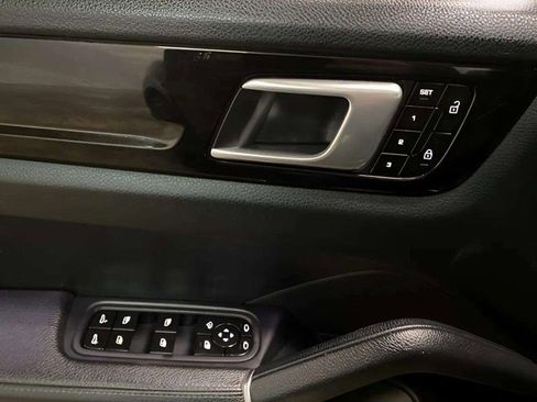 Used 2019 Porsche Cayenne w/ Premium Package image 31