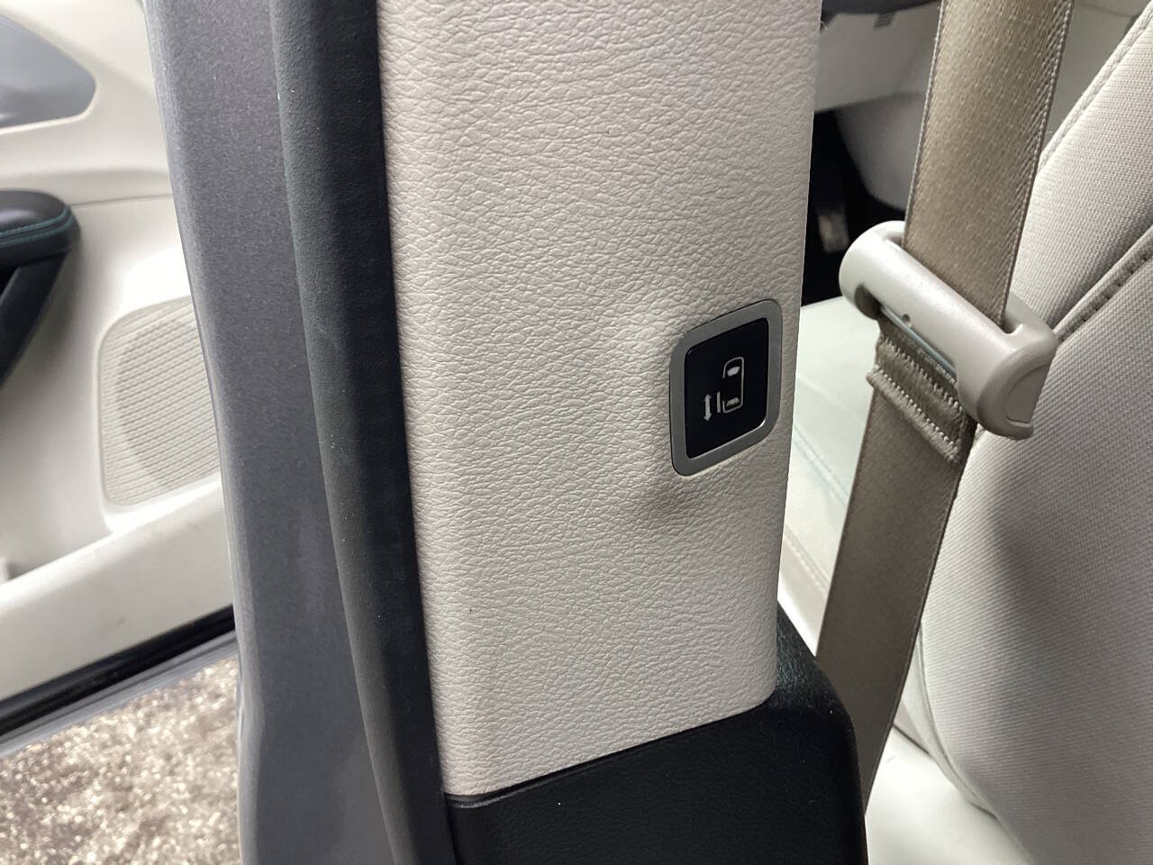 Used 2018 Chrysler Pacifica Touring Plus FWD image 29