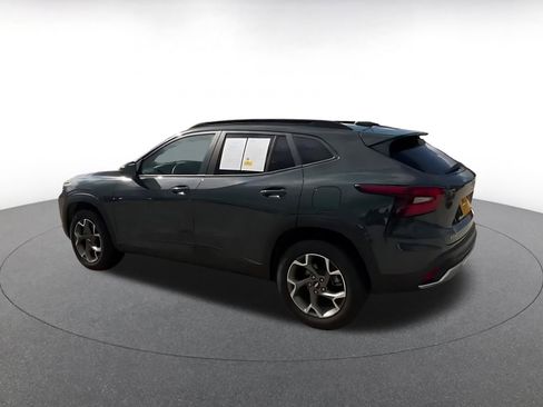 Used 2025 Chevrolet Trax LT FWD image 10