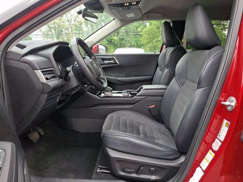 Used 2025 Mitsubishi Outlander SE FWD image 13
