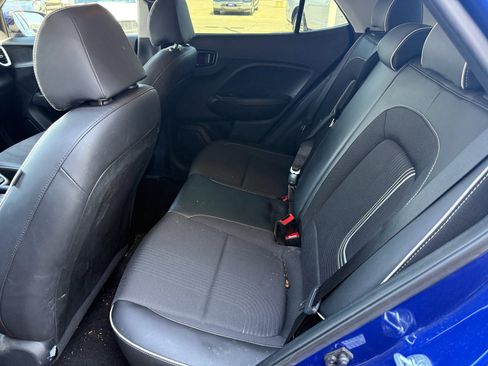 Used 2023 Hyundai Venue Limited image 10