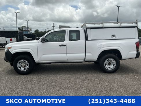 Used 2018 Toyota Tacoma SR RWD image 2