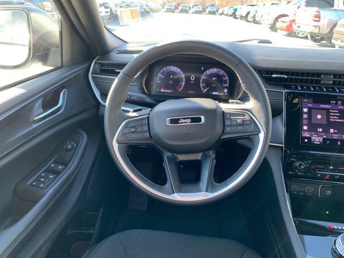 Used 2024 Jeep Grand Cherokee Laredo X image 16