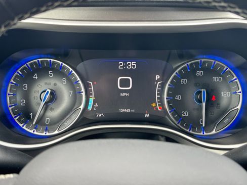 Used 2023 Chrysler Pacifica Touring-L AWD/4WD image 23