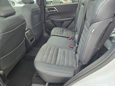 New 2025 Mitsubishi Outlander SE image 13