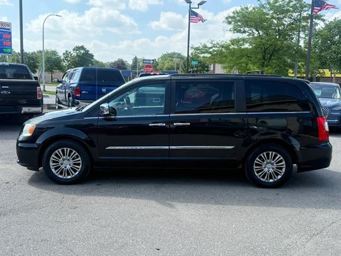 Used 2013 Chrysler Town & Country Touring-L w/ Trailer Tow Group FWD image 8