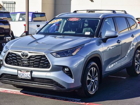 Certified 2023 Toyota Highlander XLE image 3