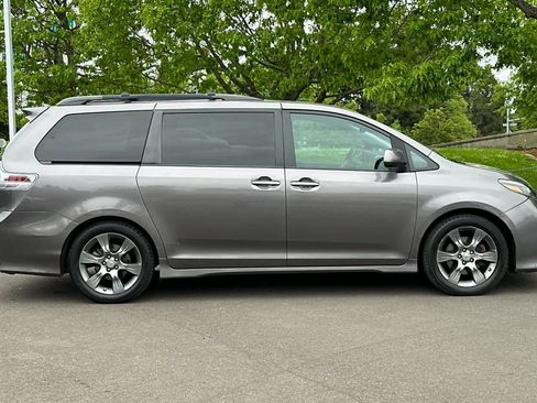 Used 2015 Toyota Sienna SE w/ SE Preferred Package FWD image 8