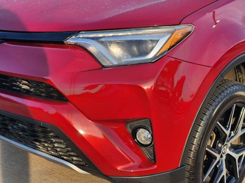 Used 2018 Toyota RAV4 SE image 6
