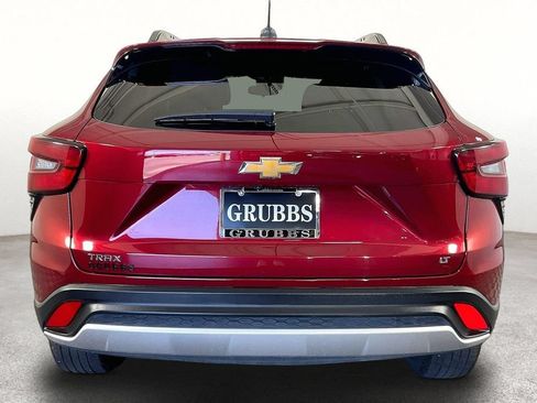 Used 2025 Chevrolet Trax LT w/ LT Convenience Package FWD image 5