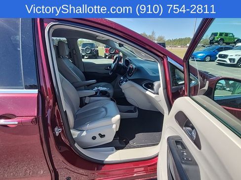 Certified 2018 Chrysler Pacifica Touring-L Plus image 34