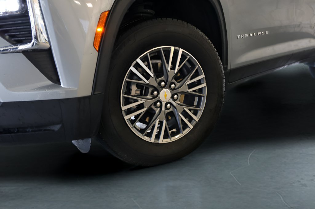 Used 2026 Chevrolet Traverse LT AWD/4WD image 3