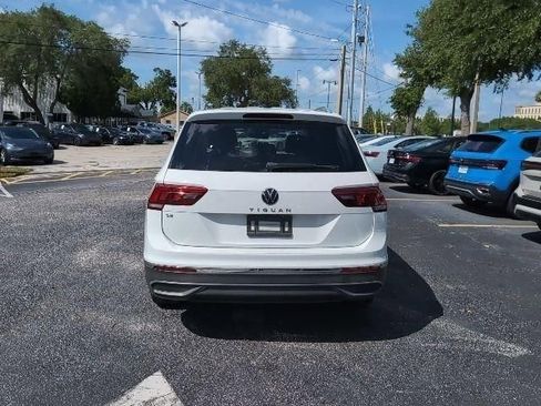 Used 2022 Volkswagen Tiguan SE w/ Panoramic Sunroof Package FWD image 7