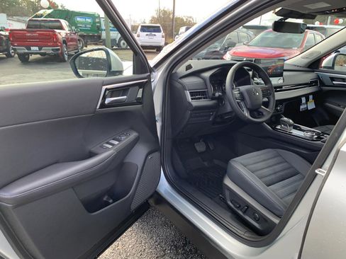 New 2025 Mitsubishi Outlander SE image 6