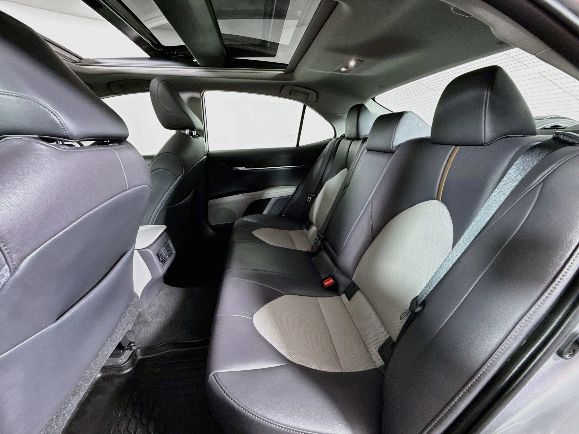 Certified 2020 Toyota Camry XLE w/ Navigation Package FWD image 23