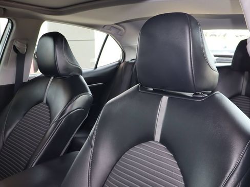 Used 2020 Toyota Camry SE w/ Sunroof Package FWD image 15