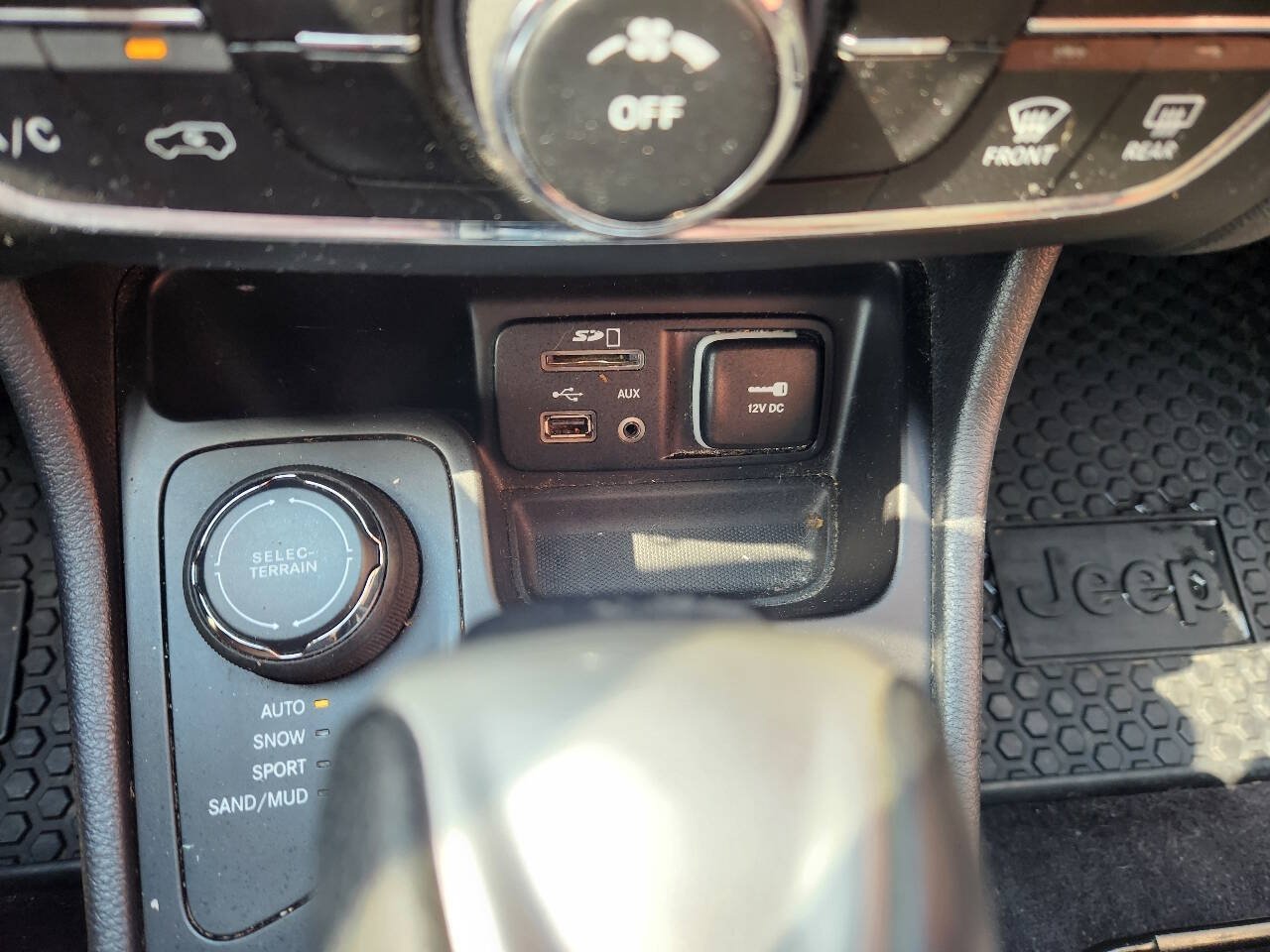 Used 2016 Jeep Cherokee Latitude w/ Cold Weather Group AWD/4WD image 19